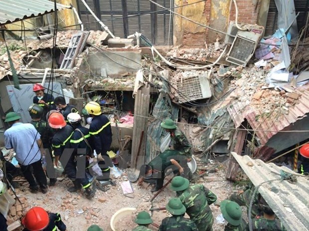 越南河内市古法式别墅坍塌致2人死亡5人受伤 hinh anh 2