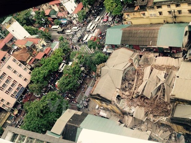 越南河内市古法式别墅坍塌致2人死亡5人受伤 hinh anh 1
