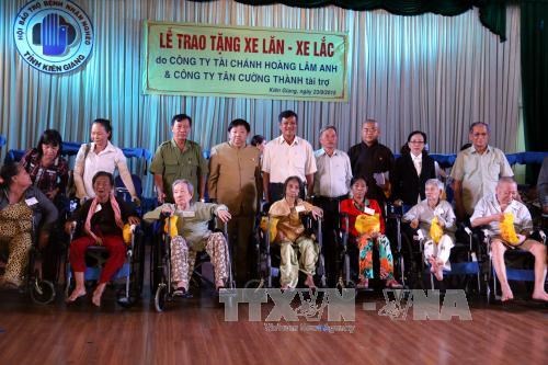 越南坚江省贫困病人保护协会向残疾人赠送100辆轮椅 hinh anh 1