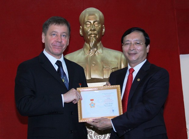 越南授予乌克兰驻越大使“致力于各民族和平友谊”纪念章 hinh anh 1