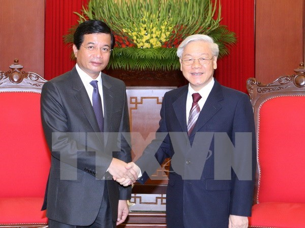 越共中央总书记会见老挝驻越大使 hinh anh 1