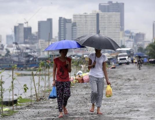 菲律宾遭台风“彩虹”来袭120名渔民失踪 hinh anh 1