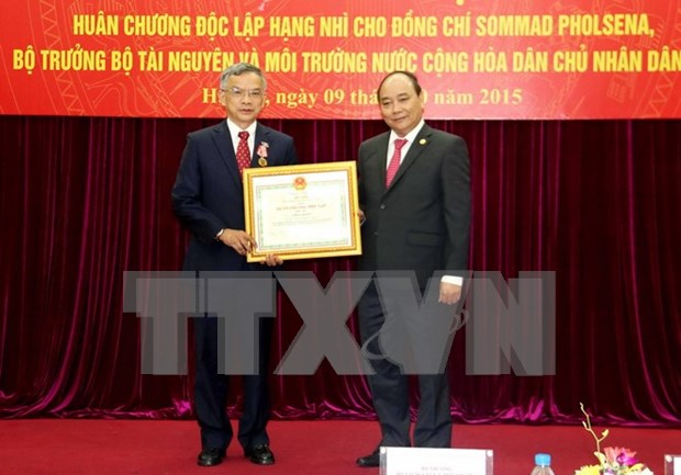 老挝自然资源环境部部长荣获越南二级独立勋章 hinh anh 1