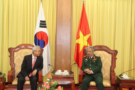 越南国防部和总参谋部领导会见外国客人 hinh anh 2