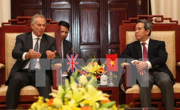 越南国家银行行长阮文平会见英国前首相布莱尔 hinh anh 1