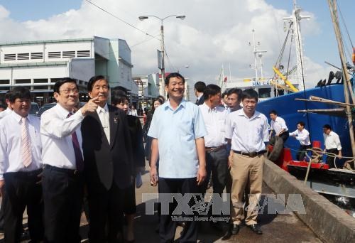 越南国家主席张晋创出席日本向平定省渔民赠送的捕捞设备交接仪式 hinh anh 1
