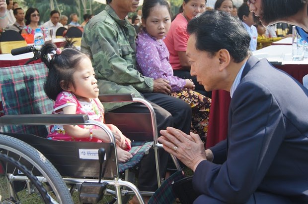 日本前首相向越南兴安等省市残疾儿童和橙毒剂受害者赠送50辆轮椅 hinh anh 1