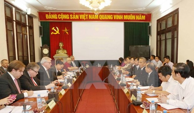 越南劳动总联合会主席邓玉松会见欧洲议会议员小组代表团 hinh anh 1