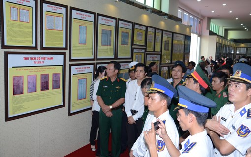题为“越南黄沙长沙—历史证据和法律依据”资料展在平阳省举行 hinh anh 2