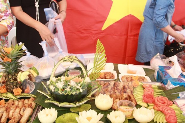越南参加在老挝举行的2015年国际慈善展会 hinh anh 1