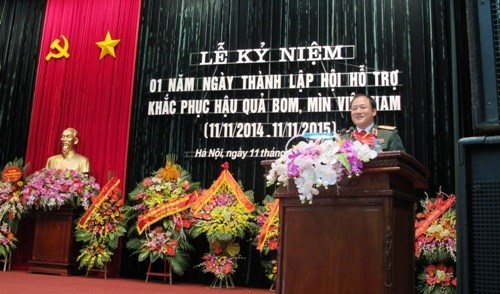 越南协助克服炸弹地雷后果协会成立一周年纪念典礼隆重举行 hinh anh 1