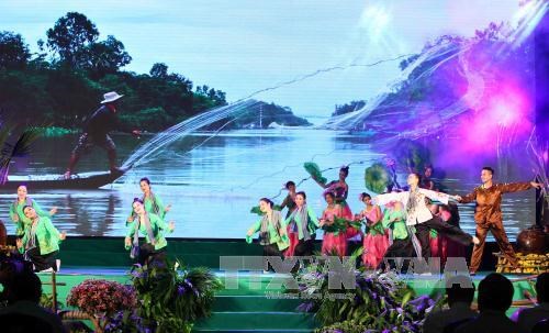 2015年河内九龙江三角洲文化旅游周昨晚正式开幕 hinh anh 1