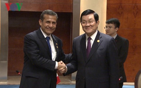 张晋创主席会见出席2015年菲律宾APEC峰会的秘鲁和马来西亚领导人 hinh anh 1