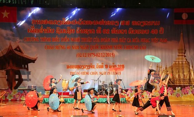 越南艺术代表团举行文艺演出庆祝老挝国庆40周年 hinh anh 1