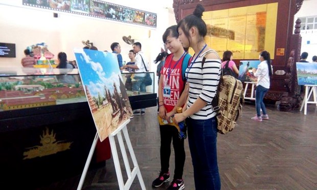 “东盟世界遗产”图片展和“非物质文化遗产和越南青年大使文化节”亮相河内 hinh anh 2