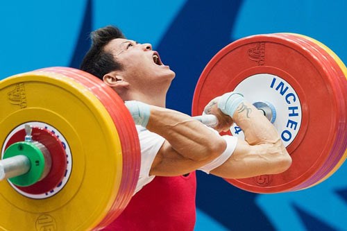 2015年世界举重锦标赛：越南选手石金俊摘铜 hinh anh 1