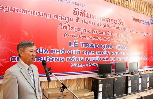 越南国家副主席阮氏缘向老挝老挝残疾妇女发展中心和国家大学赠送礼物 hinh anh 1