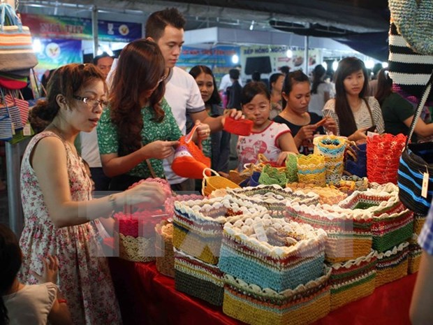 2015年越南手工艺村展览会吸引300多个展位参展 hinh anh 1