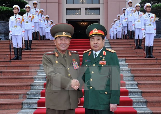 越南国防部部长与朝鲜人民武装力量部部长举行会谈 hinh anh 1