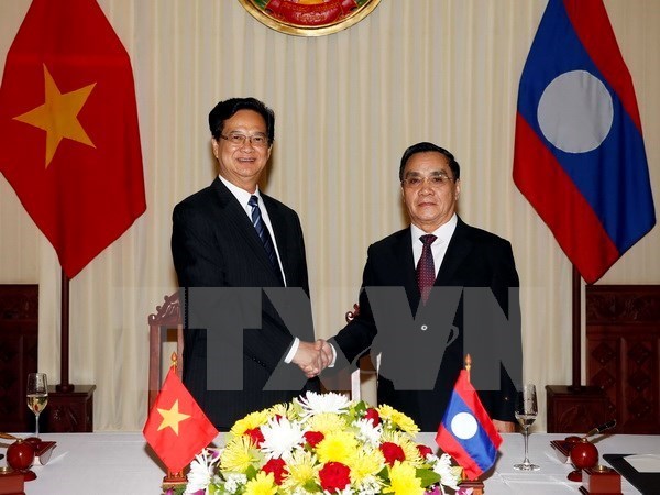 老挝40周年发展成就和越老两国的并肩协作 hinh anh 1