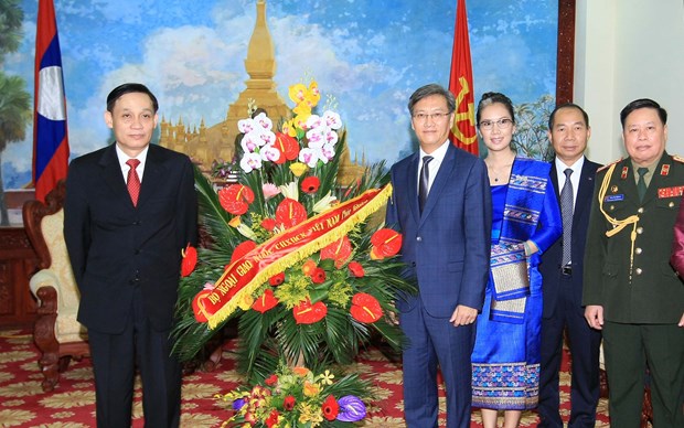 黎淮忠副外长前往老挝驻越大使馆庆祝老挝国庆40周年 hinh anh 1
