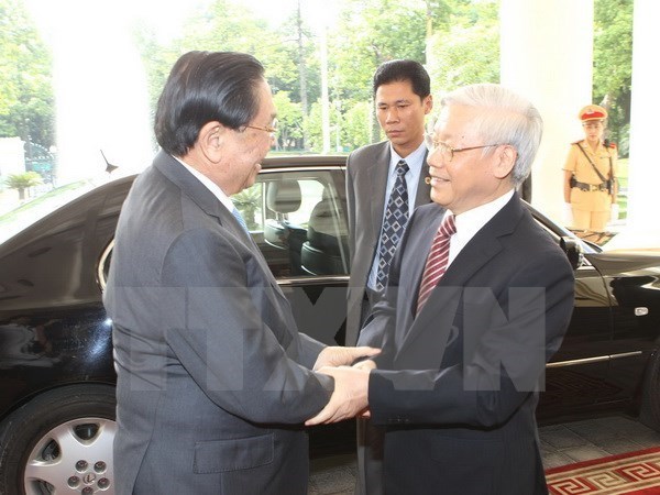 越南党国家领导人致电老祝贺老挝国庆40周年 hinh anh 1