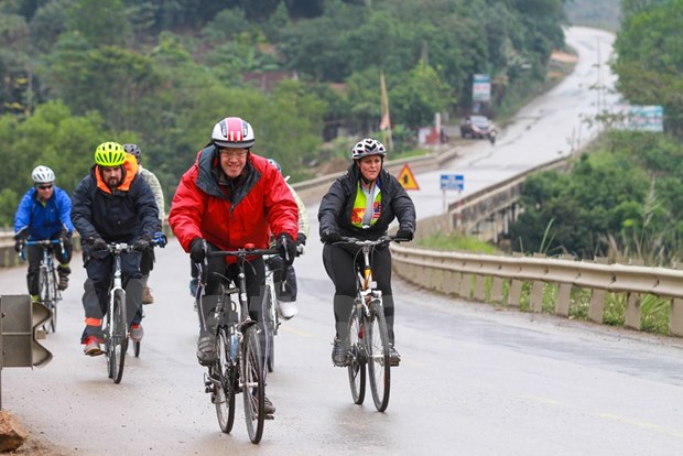 美国驻越大使结束从河内至承天顺化省的自行车旅程 hinh anh 1