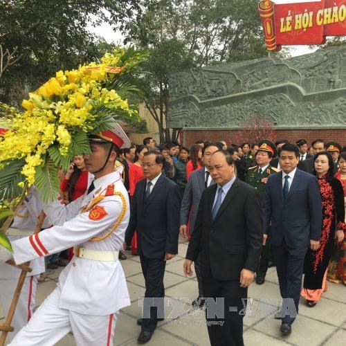越南政府副总理阮春福出席2016年栋多丘庙会 hinh anh 1
