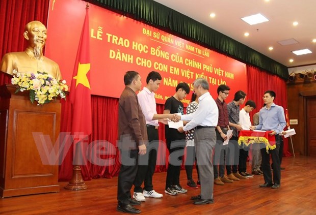 越南政府共向老挝提供1000份奖学金 hinh anh 1
