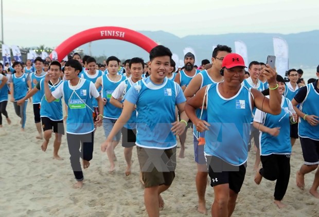 “岘港海滩赤足奔跑”比赛活动增进各国的友谊 hinh anh 1