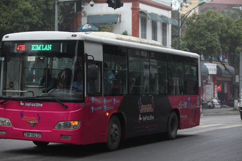 “青年促进男女平等”公交宣传活动在河内市举行 hinh anh 1