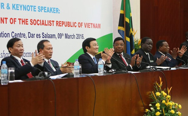 国家主席张晋创出席越南与坦桑尼亚企业论坛 hinh anh 2