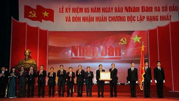越南《人民报》社举行创刊65周年庆典暨一级独立勋章授勋仪式 hinh anh 1