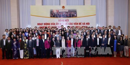 越南第十三届国会社会事务委员会任期工作总结会议在河内举行 hinh anh 1