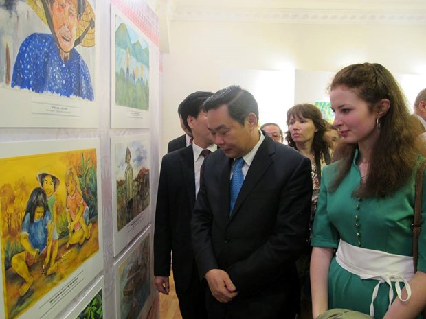 “我画越南、我画俄罗斯”儿童绘画作品展在河内举行 hinh anh 2