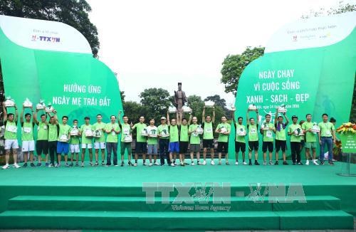 越通社工作人员积极参加“2016年为绿色生活跑步”活动 hinh anh 3