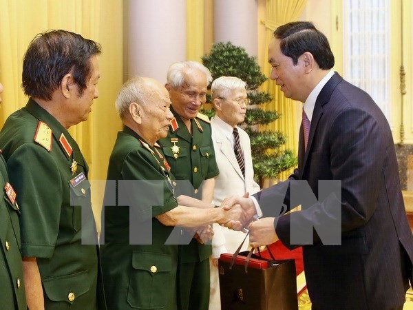 陈大光主席会见援老挝越南志愿军老指战员和老军事专家联络委员会代表 hinh anh 1