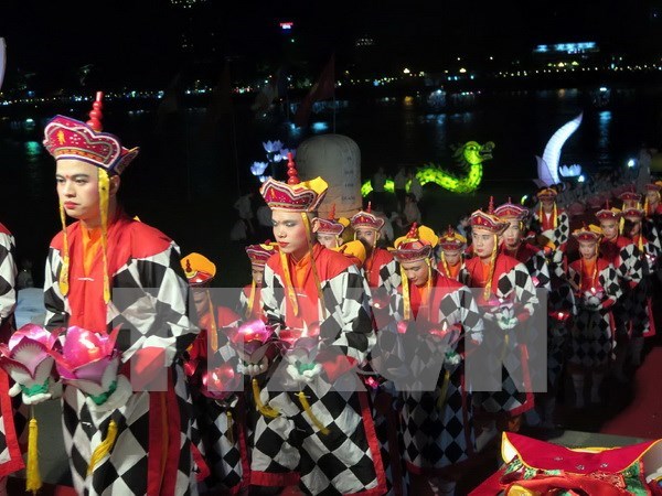 2016年顺化文化节：越南佛教教会首次在顺化艺术节举办广照灯节 hinh anh 1