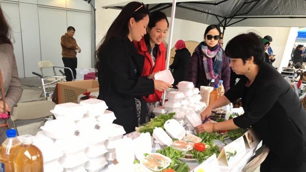 越南常驻联合国代表团参加为叙利亚难民捐款的国际义卖活动 hinh anh 1