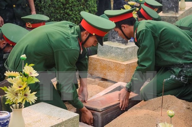 越南清化省为在老挝牺牲的英烈举行追悼会 hinh anh 1