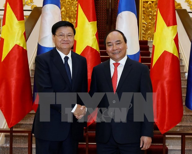 越南政府总理阮春福与老挝总理通伦举行会谈 hinh anh 1