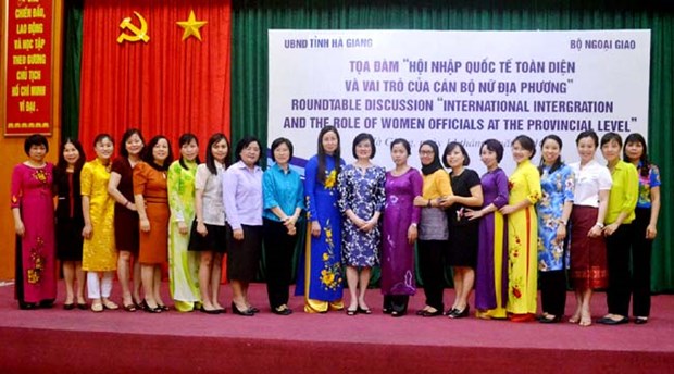 “全面融入国际社会及地方女性干部的作用”座谈会在河江省举行 hinh anh 1
