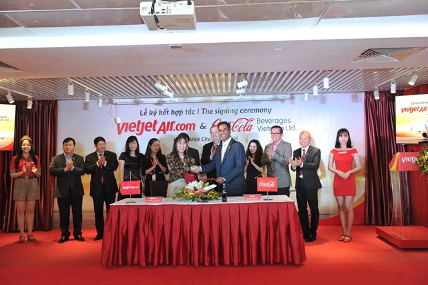 越捷航空与可口可乐越南公司签署全面合作协议 hinh anh 1