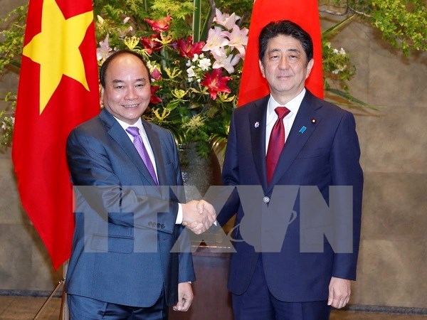 越南政府总理阮春福与日本首相安倍晋三举行会谈 hinh anh 1