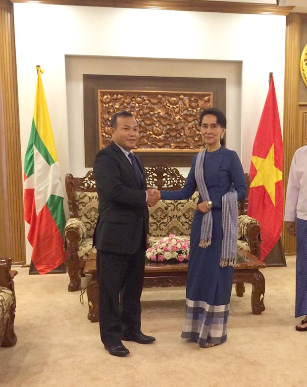 越南外交部副部长武宏南同缅甸外交部代表举行工作会议 hinh anh 1