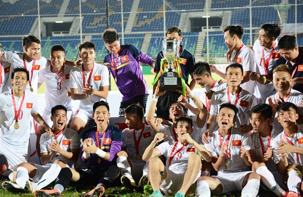 2016年AYA银行杯赛：越南男足队夺冠 hinh anh 1