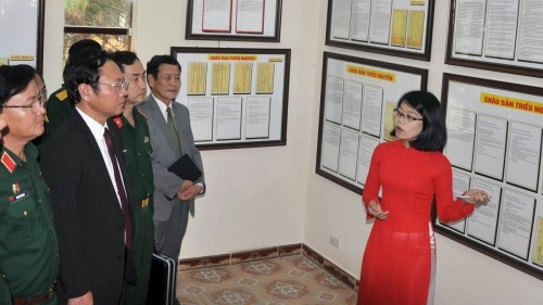 “黄沙、长沙归属越南：历史证据和法律依据”地图资料展在林同省举行 hinh anh 1