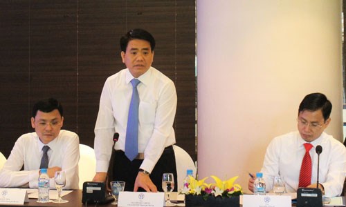 河内市人民委员会主席阮德钟会见越南新任驻外大使和总领事 hinh anh 1