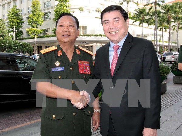 胡志明市领导会见老挝国防部部长 hinh anh 1