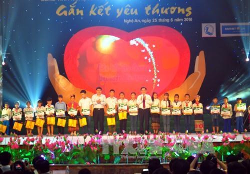 王廷惠副总理出席“爱心相连—欢乐上学”捐资助学活动 hinh anh 1